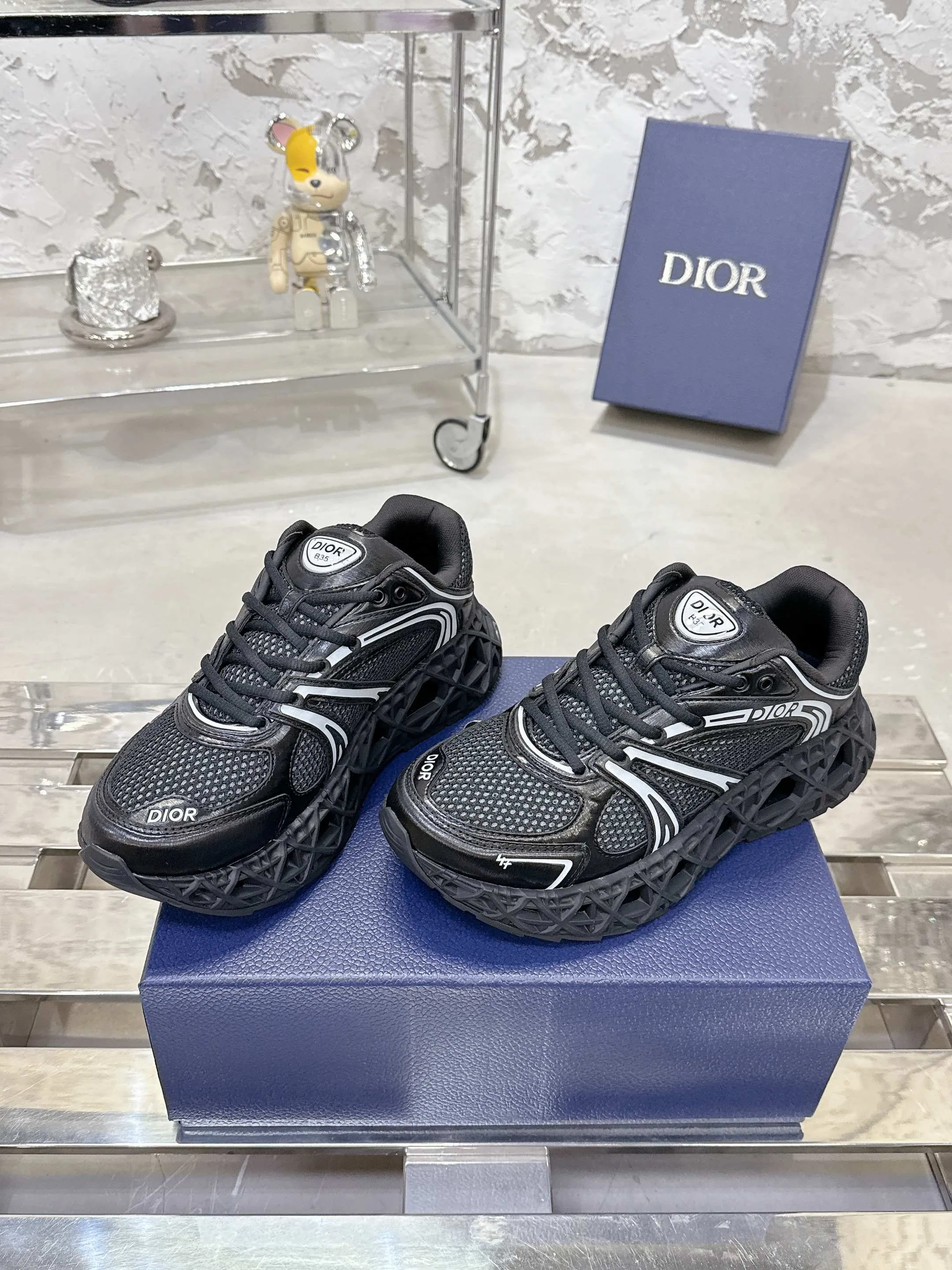 Factory price 780💰 Top version! ! ! Dior (B35) DIOR spring and summer men's wear show, the show was held at the Valle de Grasse School in Paris. Kim Jones drew inspiration from the works of South African artist Hylton Nel. The details of the shoes, clog soles and tribal elements, cleverly blended luxury craftsmanship and practicality, with fresh childishness and bright temperament, creating a new season hot spot. Dior KAWA Dior co-branded casual sports shoes reinterpret running shoes with Dior's high-end style. B35 is made of fine-textured leather and mesh fabric materials. It can be worn in all seasons, is comfortable and breathable, and has multiple lines on the shoe body to outline details. It has a full retro three-dimensional feel and can create a casual look all year round! Fabric: Cowhide/customized cloth material Lining: Imported breathable mesh Outsole: Original molded outsole Size: 39-46 (customized at 45.46)
